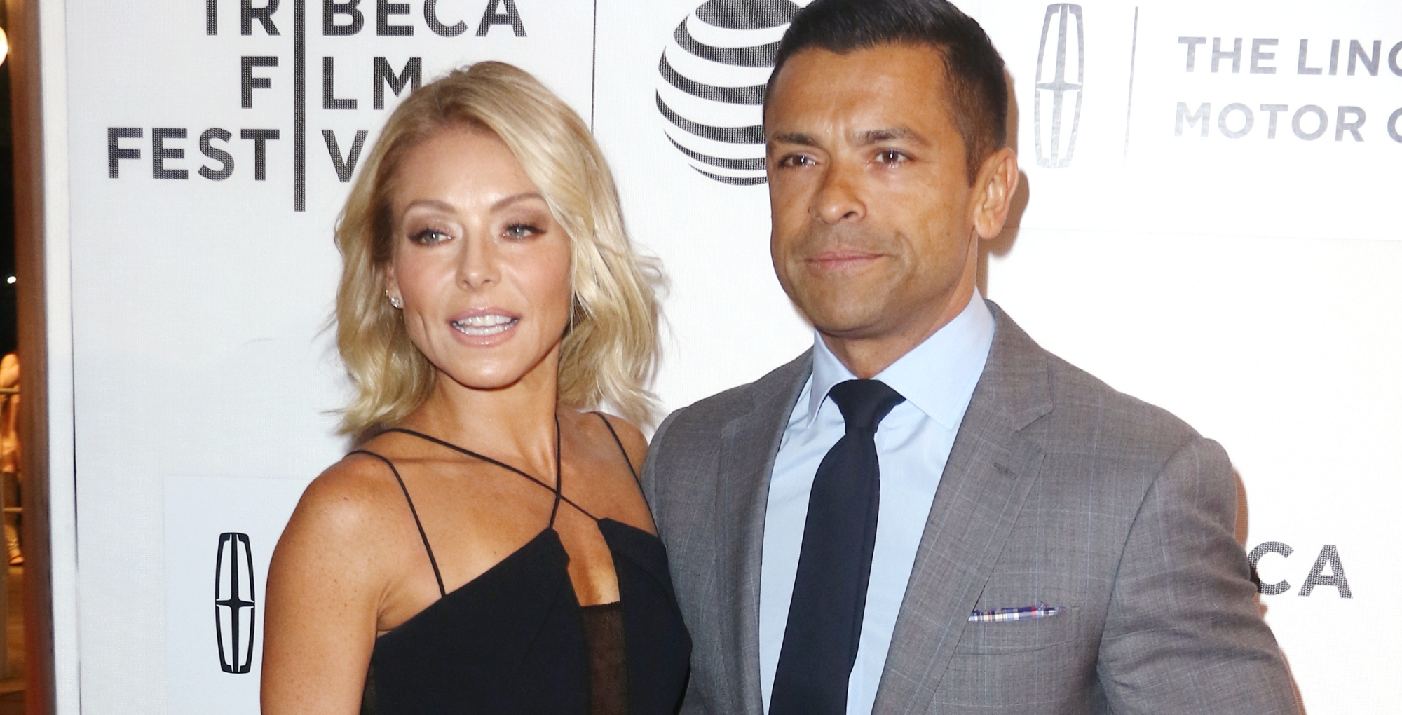 Kelly Ripa and Mark Consuelos jump on airport divorce trend